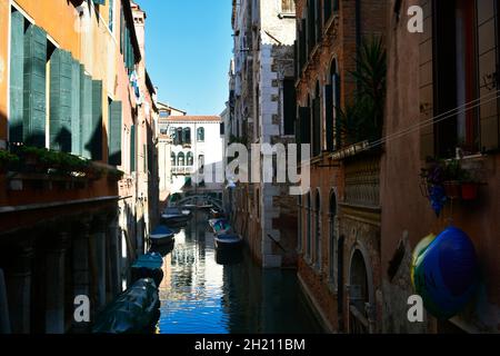 Blick auf einen schmalen Kanal, der von alten Backsteinhäusern in Venedig umgeben ist. Stockfoto