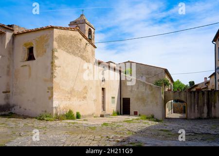 Die etruskische Stadt Populonia ist bekannt für Nekropolen, alte Ruinen, Burg und Meer Stockfoto