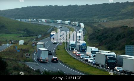 LKW-Lastwagen stehen auf der Autobahn M20 vor Dover, dem größten Hafen der USA. Stockfoto
