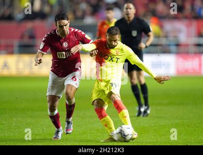 Matthew James von Bristol City (links) und Philip Zinckernagel von Nottingham Forest kämpfen beim Sky Bet Championship-Spiel am Ashton Gate in Bristol um den Ball. Bilddatum: Dienstag, 19. Oktober 2021. Stockfoto