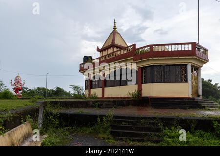 Wunderschöne Bergspitze Shankar Parvati Tempel während der Monsunsaison in Ponda, Goa. Die prominente Ganesha-Statue ist ganz links zu sehen Stockfoto