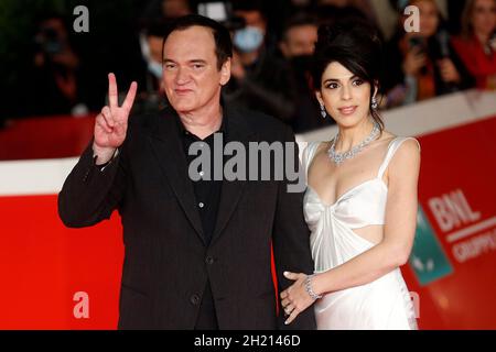 Rom, Italien. Oktober 2021. Der amerikanische Filmregisseur Quentin Tarantino posiert mit seiner Frau, der Sängerin Daniela Pick, für Fotografen auf dem roten Teppich während der 16. Ausgabe des Rome Film Fest . Rom (Italien), 19. Oktober 2021Foto Samantha Zucchi Insidefoto Kredit: Insidefoto srl/Alamy Live News Stockfoto