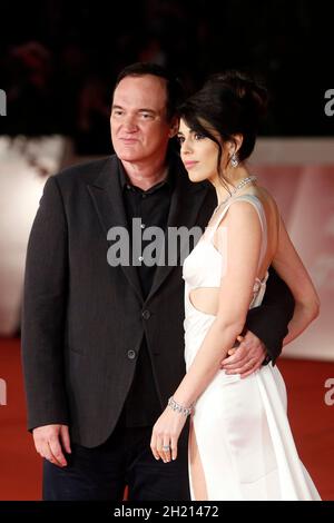 Rom, Italien. Oktober 2021. Der amerikanische Filmregisseur Quentin Tarantino posiert mit seiner Frau, der Sängerin Daniela Pick, für Fotografen auf dem roten Teppich während der 16. Ausgabe des Rome Film Fest . Rom (Italien), 19. Oktober 2021Foto Samantha Zucchi Insidefoto Kredit: Insidefoto srl/Alamy Live News Stockfoto