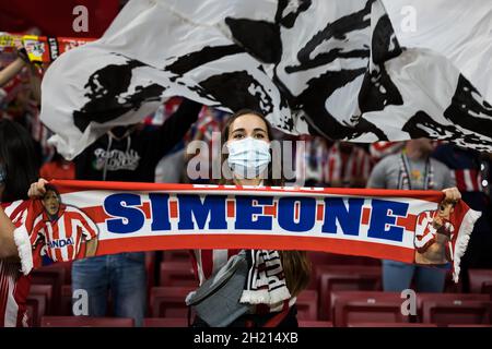 Madrid, Spanien. Oktober 2021. Atletico-Fans beim UEFA Champions League-Spiel zwischen Atletico de Madrid CF und dem FC Liverpool im Estadio Metropolitano Stadium in Madrid, Spanien. Quelle: Christian Bertrand/Alamy Live News Stockfoto