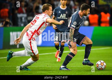 Paris, Frankreich, Frankreich. Oktober 2021. Lukas KLOSTERMANN von RB Leipzig und Lionel (Leo) MESSI von PSG während der UEFA Champions League-Gruppe Ein Spiel zwischen Paris Saint-Germain und RB Leipzig im Stadion Parc des Princes am 19. Oktober 2021 in Paris, Frankreich. (Bild: © Matthieu Mirville/ZUMA Press Wire) Stockfoto