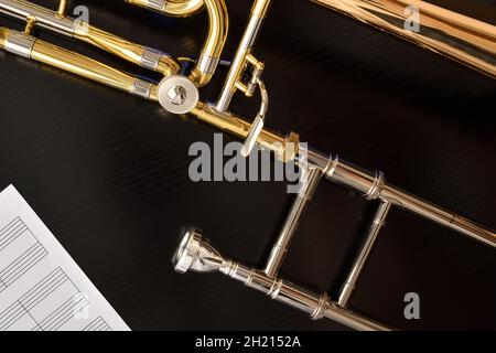 Mundstück und Mechanismusdetail mit leeren Stabblättern auf schwarzem Holztisch. Draufsicht. Horizontale Zusammensetzung. Stockfoto