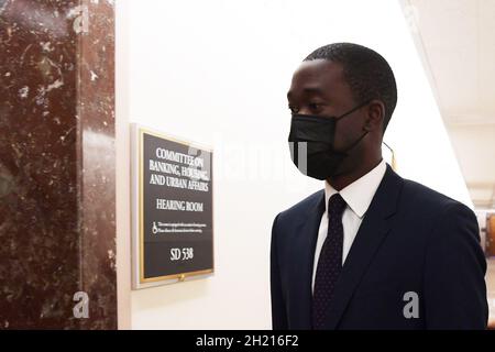 TreasuryÃs. Oktober 2021, Washington, District of Columbia, USA: Die stellvertretende Finanzminister WALLY ADEYEMO kommt heute am 19. Oktober 2021 im Dirksen Senat/Capitol Hill in Washington DC, USA, zur Anhörung vor dem Ausschuss für Banken, Wohnungsbau und Stadtangelegenheiten des Senats zur Überprüfung der Sanktionspolitik des US-Bundesministeriums 19. (Bild: © Lenin Nolly/ZUMA Press Wire) Stockfoto