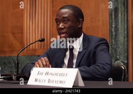 19. Oktober 2021, Washington, District of Columbia, USA: Die stellvertretende Finanzminister WALLY ADEYEMO bezeugte heute am 19. Oktober 2021 im Dirksen Senat/Capitol Hill in Washington DC, USA, vor dem Ausschuss für Banken, Wohnungsbau und Stadtangelegenheiten des Senats eine Anhörung über die Sanktionspolitik des Finanzministeriums. (Bild: © Lenin Nolly/ZUMA Press Wire) Stockfoto