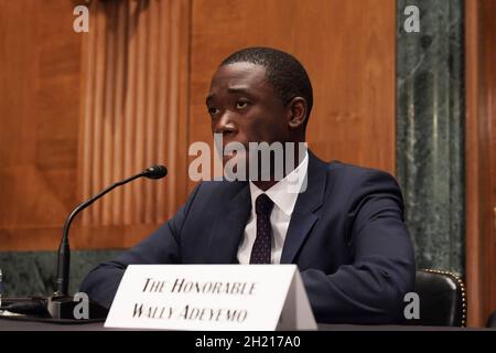 19. Oktober 2021, Washington, District of Columbia, USA: Die stellvertretende Finanzminister WALLY ADEYEMO bezeugte heute am 19. Oktober 2021 im Dirksen Senat/Capitol Hill in Washington DC, USA, vor dem Ausschuss für Banken, Wohnungsbau und Stadtangelegenheiten des Senats eine Anhörung über die Sanktionspolitik des Finanzministeriums. (Bild: © Lenin Nolly/ZUMA Press Wire) Stockfoto