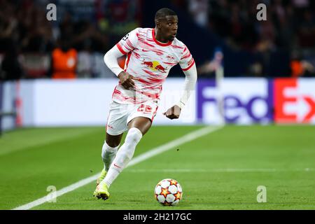 PARIS, FRANKREICH - 19. OKTOBER: NoRDI Mukiele von RB Leipzig während des Spiels der Gruppe A - UEFA Champions League zwischen Paris Saint-Germain und RB Leipzig am 19. Oktober 2021 im Parc des Princes in Paris, Frankreich (Foto: Herman Dingler/Orange PicBilder) Stockfoto