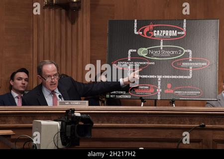 19. Oktober 2021, Washington, Distric of Columbia, USA: US-Senator Pat TOOMEY (R-PA) zeigt ein Bild während einer Anhörung über TreasuryÃs die Überprüfung der Sanktionspolitik des US-Bundesministeriums, heute am 19. Oktober 2021 im Dirksen Senat/Capitol Hill in Washington DC, USA. (Bild: © Lenin Nolly/ZUMA Press Wire) Stockfoto