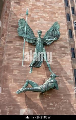 Bronzeskulptur „St. Michael's Victory over the Devil“ von Jacob Epstein in Coventry Cathedral, Coventry, West Midlands, Großbritannien. Stockfoto