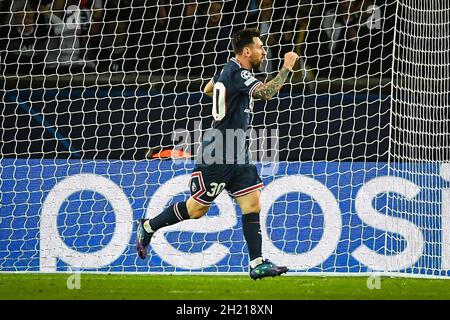 Paris, Frankreich, Frankreich. Oktober 2021. Lionel (Leo) MESSI vom PSG feiert sein Tor während des UEFA Champions League-Spiels Zwischen Paris Saint-Germain und RB Leipzig am 19. Oktober 2021 im Stadion Parc des Princes in Paris, Frankreich. (Bild: © Matthieu Mirville/ZUMA Press Wire) Stockfoto