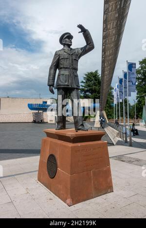 Statue von Sir Frank Whittle, vor dem Transport Museum in Coventry, West Midlands, Großbritannien. Stockfoto