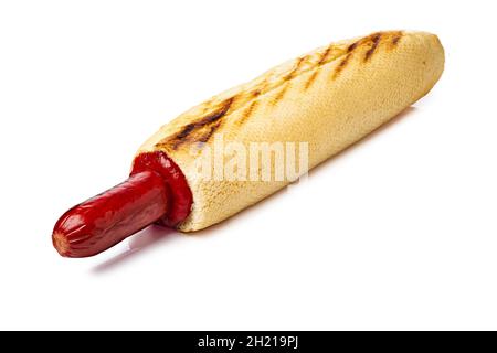 Französisch Hot Dog mit Ketchup auf weißem Hintergrund Stockfoto