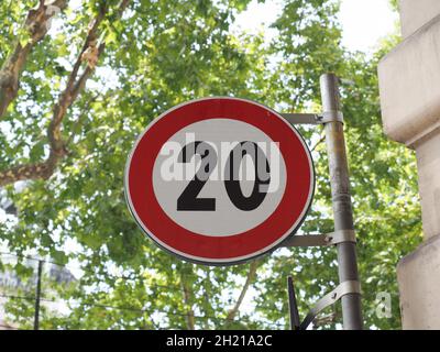 Ordnungspolitische Zeichen, maximale Drehzahlgrenze Verkehrsschild Stockfoto