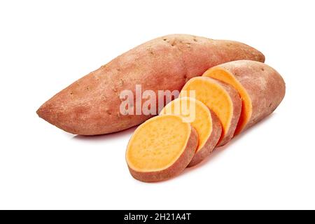Ganze und geschnittene Süßkartoffeln auf weißem Hintergrund Stockfoto