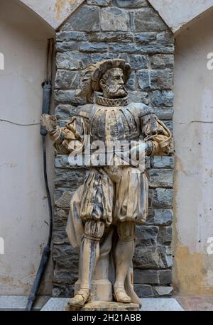 SINAIA, RUMÄNIEN - 27. Sep 2021: Eine alte Statue auf dem Schloss Peles in Sinaia, Rumänien Stockfoto