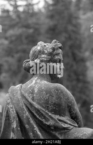 SINAIA, RUMÄNIEN - 27. Sep 2021: Eine alte Statue auf dem Schloss Peles in Sinaia, Rumänien Stockfoto