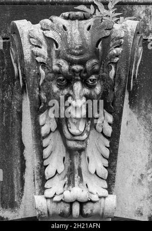 SINAIA, RUMÄNIEN - 27. Sep 2021: Eine alte Statue auf dem Schloss Peles in Sinaia, Rumänien Stockfoto