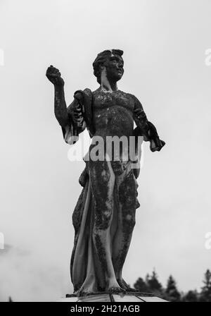 SINAIA, RUMÄNIEN - 27. Sep 2021: Eine alte Statue auf dem Schloss Peles in Sinaia, Rumänien Stockfoto