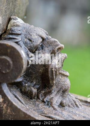 SINAIA, RUMÄNIEN - 27. Sep 2021: Eine alte Statue auf dem Schloss Peles in Sinaia, Rumänien Stockfoto