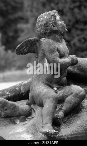 SINAIA, RUMÄNIEN - 27. Sep 2021: Eine alte Statue auf dem Schloss Peles in Sinaia, Rumänien Stockfoto