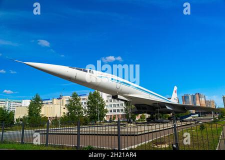 Kasan, Russland, September 10 2021. Überschallflugzeug TU-144. Flugzeugdenkmal im öffentlichen Garten des Kazan Aviation Institute Stockfoto