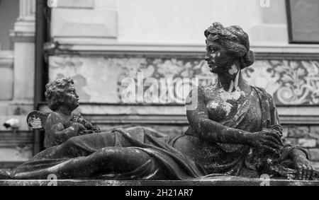 SINAIA, RUMÄNIEN - 27. Sep 2021: Eine alte Statue auf dem Schloss Peles in Sinaia, Rumänien Stockfoto