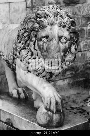 SINAIA, RUMÄNIEN - 27. Sep 2021: Eine alte Statue auf dem Schloss Peles in Sinaia, Rumänien Stockfoto