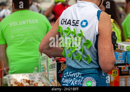 Columbus, OH USA 08-07-2021: Während der jährlichen Spendenaktion für die Pelotonia-Krebsforschung trägt ein Fahrer ein ärmelloses Shirt mit allen seinen Spendern Stockfoto