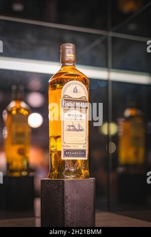 Bushmills, Nordirland, Aug 2019 Selektiver Fokus auf die reservierte Dampfschiffsammlung von Bushmills-Whiskey auf beleuchtetem Display in der Brennerei Stockfoto