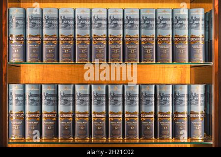 Bushmills, Nordirland, Aug 2019 Reihen von 12 Jahren gealterten Bushmills Whiskey in einer Box, auf beleuchtetem Display im Brennerladen Stockfoto