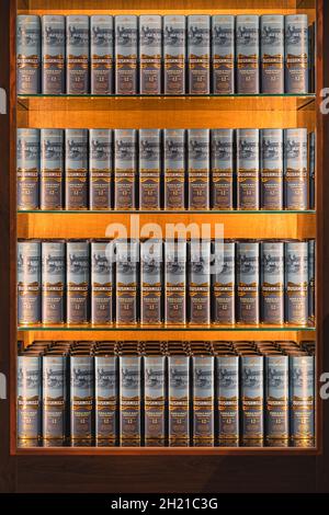 Bushmills, Nordirland, Aug 2019 Reihen von 12 Jahren gealterten Bushmills Whiskey in einer Box, auf beleuchtetem Display im Brennerladen Stockfoto