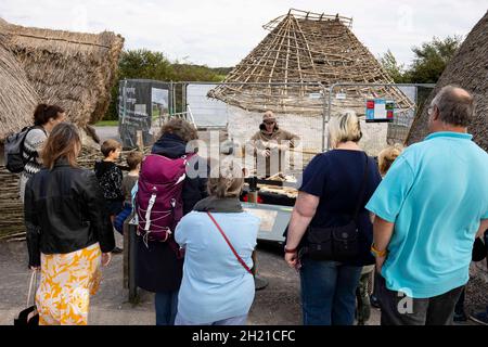 Eine bronzezeitliche Werkzeugdemonstration im Stonehenge Visitor Center am 17. Oktober 2021. Kredit: Lewis Mitchell Stockfoto