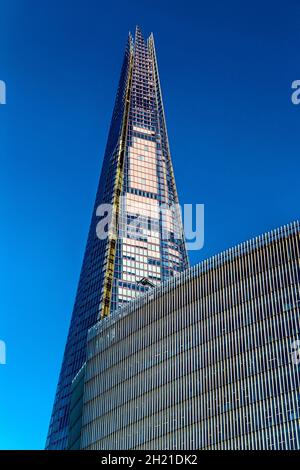 Das Nachrichtengebäude mit dem Shard im Hintergrund in London Bridge, London, Großbritannien Stockfoto