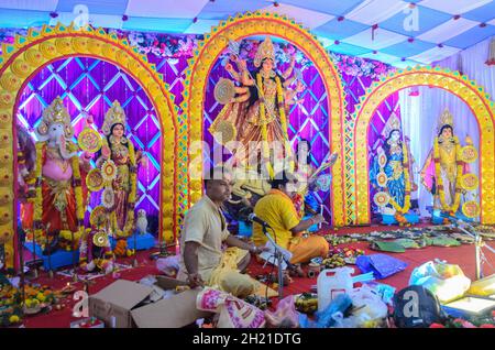 Inneneinrichtung des dekorierten Durga Puja Pandal von der Bengalischen Kulturvereinigung in Ponda, Goa, Indien. Stockfoto