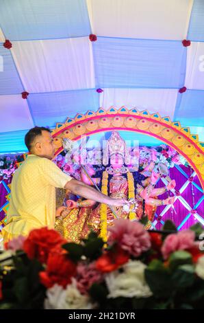 Aarti wird der Göttin Durga während der Durga Puja Feiern von der Ponda Bengali Cultural Association in Goa angeboten Stockfoto