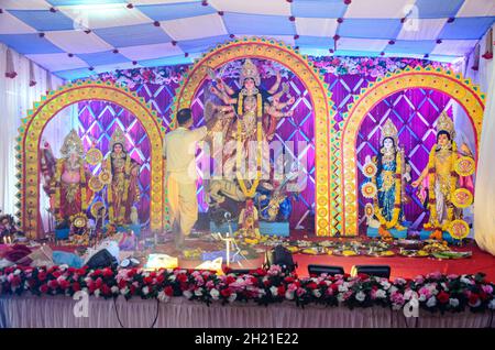Aarti wird der Göttin Durga während der Durga Puja Feiern von der Ponda Bengali Cultural Association in Goa angeboten Stockfoto