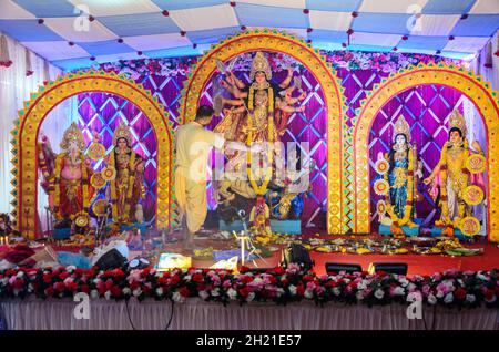 Aarti wird der Göttin Durga während der Durga Puja Feiern von der Ponda Bengali Cultural Association in Goa angeboten Stockfoto