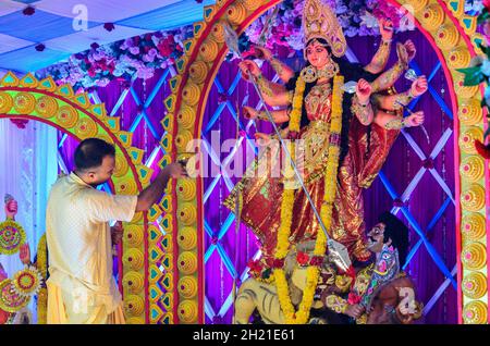 Aarti wird der Göttin Durga während der Durga Puja Feiern von der Ponda Bengali Cultural Association in Goa angeboten Stockfoto