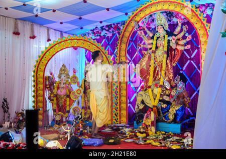 Aarti wird der Göttin Durga während der Durga Puja Feiern von der Ponda Bengali Cultural Association in Goa angeboten Stockfoto