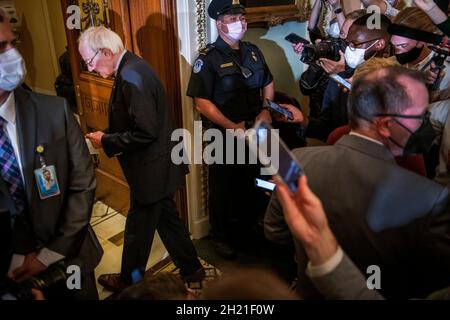 Washington, Vereinigte Staaten. Oktober 2021. Der Senator der Vereinigten Staaten, Bernie Sanders (Independent of Vermont), spricht mit Reportern, als er am Dienstag, den 19. Oktober 2021, bei einer Abstimmung im US-Kapitol in Washington, DC, zur Senatskammer kommt. Kredit: Rod Lampey/CNP/dpa/Alamy Live Nachrichten Stockfoto