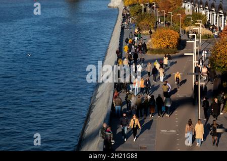 Moskau, Russland. 10. Oktober 2021 Menschen gehen an einem sonnigen Herbsttag im Zentrum von Moskau, Russland, entlang des Krymskaja (Krim)-Damms Stockfoto