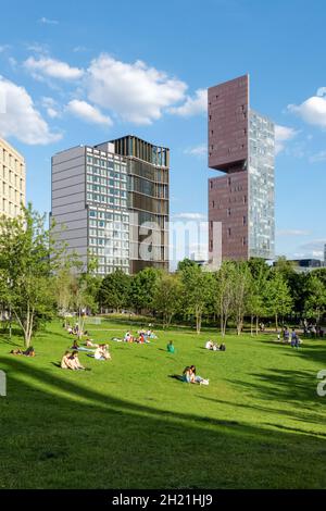 Wohngebäude und Manhattan Loft Gardens Wolkenkratzer in East Village in Stratford, London England Vereinigtes Königreich Großbritannien Stockfoto