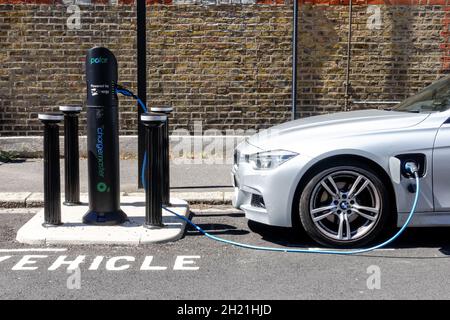 Laden von BMW Plug-in-Hybridautos an der Ladestation in London, Großbritannien Stockfoto
