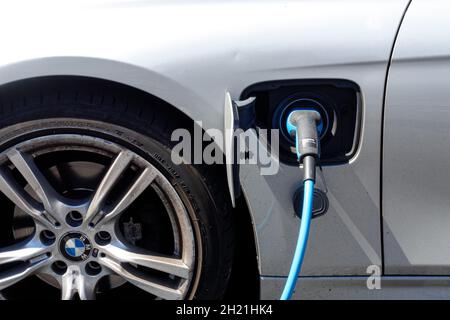 Laden von BMW Plug-in-Hybridautos an der Ladestation in London, Großbritannien Stockfoto