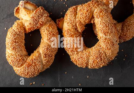 Köstlicher türkischer Bagel mit Sesamsamen, bekannt als Susamli simit. Nahaufnahme Flachbild zeigt mehrere frisch zubereitete heiße direkt aus dem Ofen Kühlraum Stockfoto