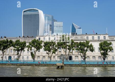 The Custom House, HM Revenue & Customs Office mit Wolkenkratzern in der City of London von der Themse aus gesehen, England Großbritannien Stockfoto