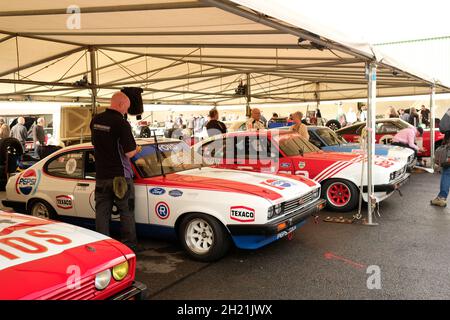 Oktober 2021 - Ford Capri Gruppe 1 Tourenwagen im Fahrerlager beim Covid verzögerte Goodwood Members Meeting 78. Stockfoto